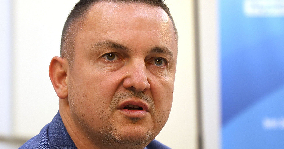 Протестирам срещу публикуването на каквото и да е, срещу когото