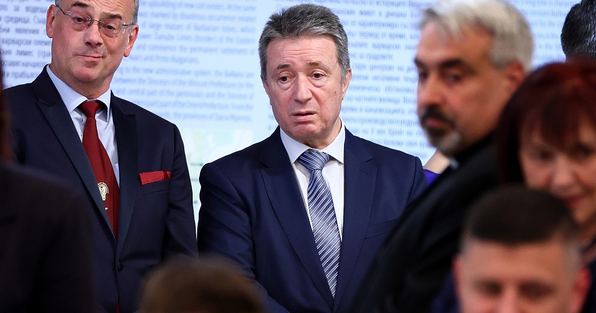 На 8 ноември по искане на 67 народни представители от