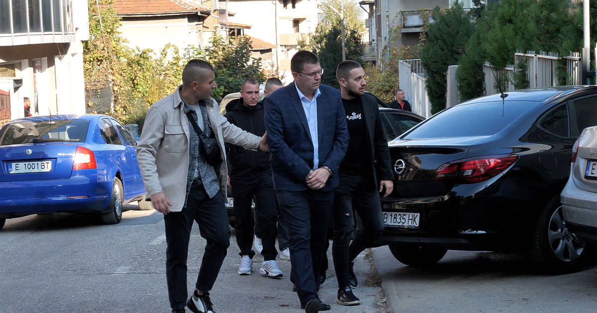 Петричките полицаи Борислав Гецев (шеф на районното в града), Иван Янев