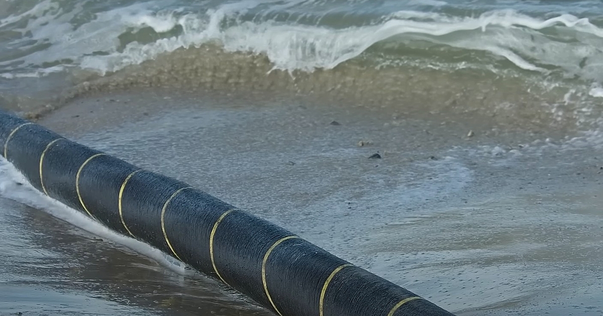 В рамките на 24 часа два ключови интернет кабела в