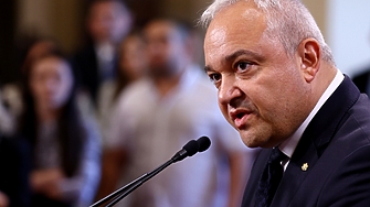 Провери ли някой има ли връзка между парите усвоени от