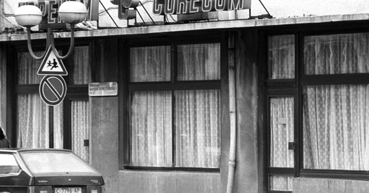 Шоколадови яйца с играчка, дънки, западни цигари, аудио и видео