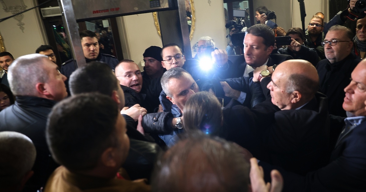 Тази вечер, сега, трябваше да съм на спектакъл в Народния