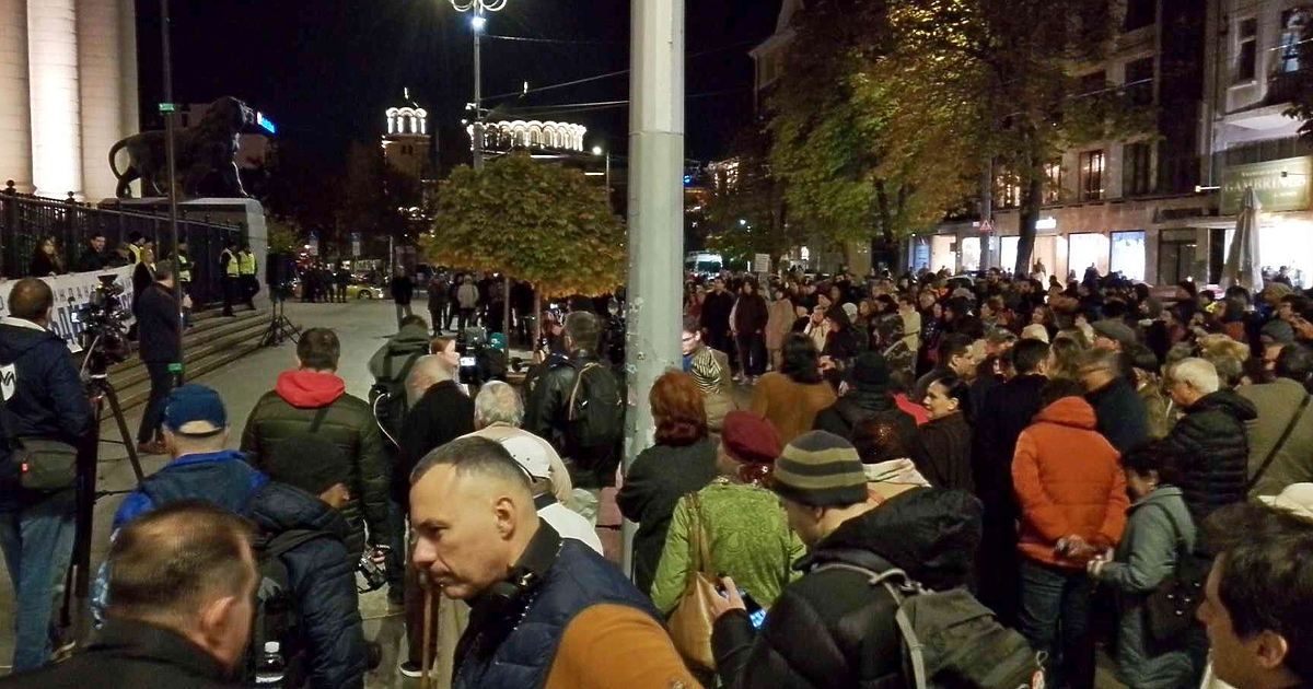 Над 300 души се събраха тази вечер пред Съдебната палата