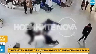 Двама юнаци  в тъмни анцузи и един в светъл ритат зверски