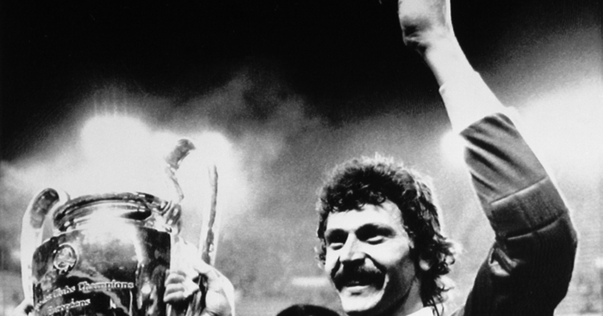 Легендарният румънски вратар Хелмут Дукадам почина на 65-годишна възраст, предаде