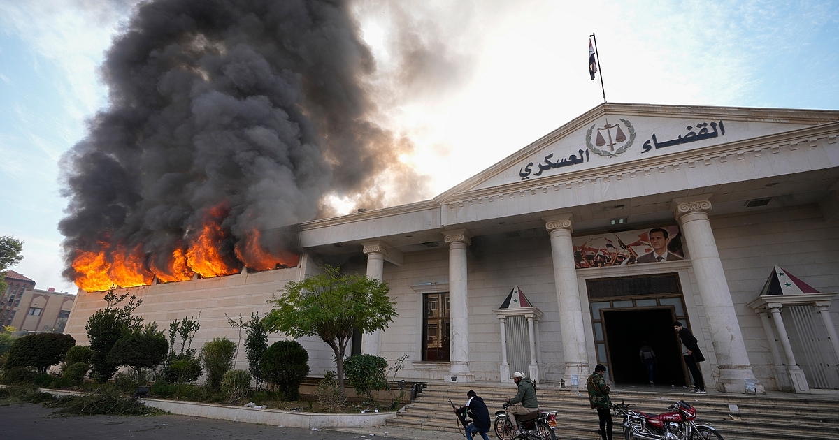 Иранският посланик в Сирия Хосейн Акбари обяви, че иранското посолство