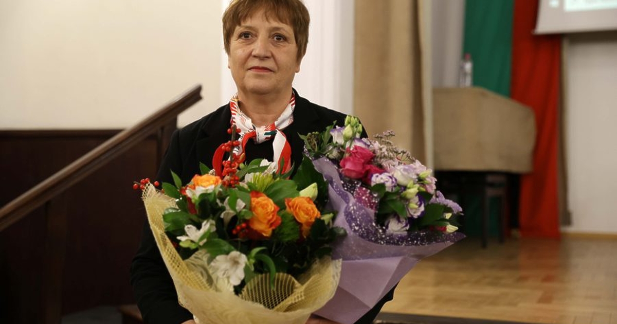 Новият председател на БАН е Евелина Славчева, химик, член-кореспондент. Така за