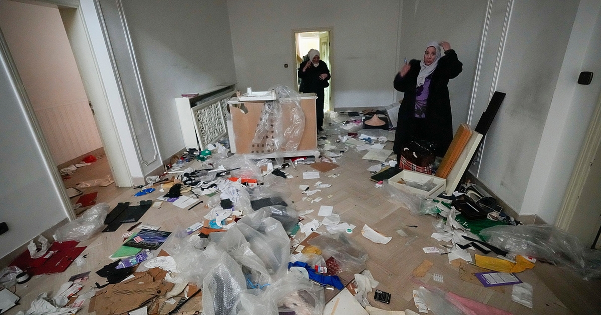 Десетки сирийци нахлуха в резиденцията на Башар Асад в шикозен