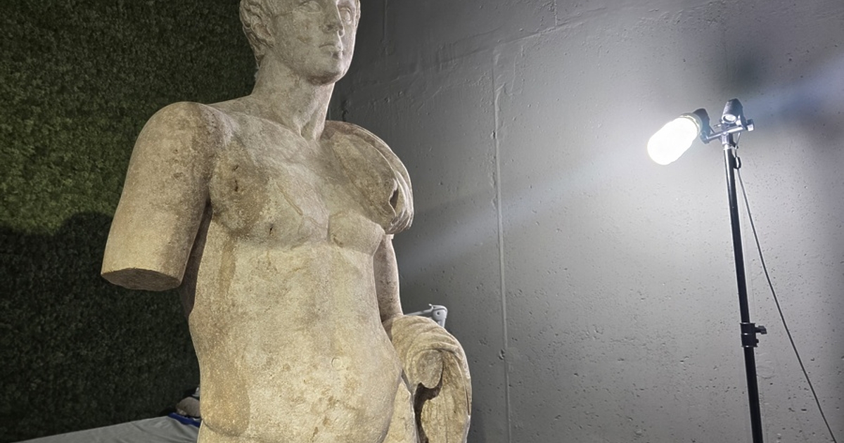 Кой е изобразен на първата мраморната статуя, която беше открита