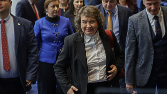 Падането на правителството във Франция продължи да отеква и в