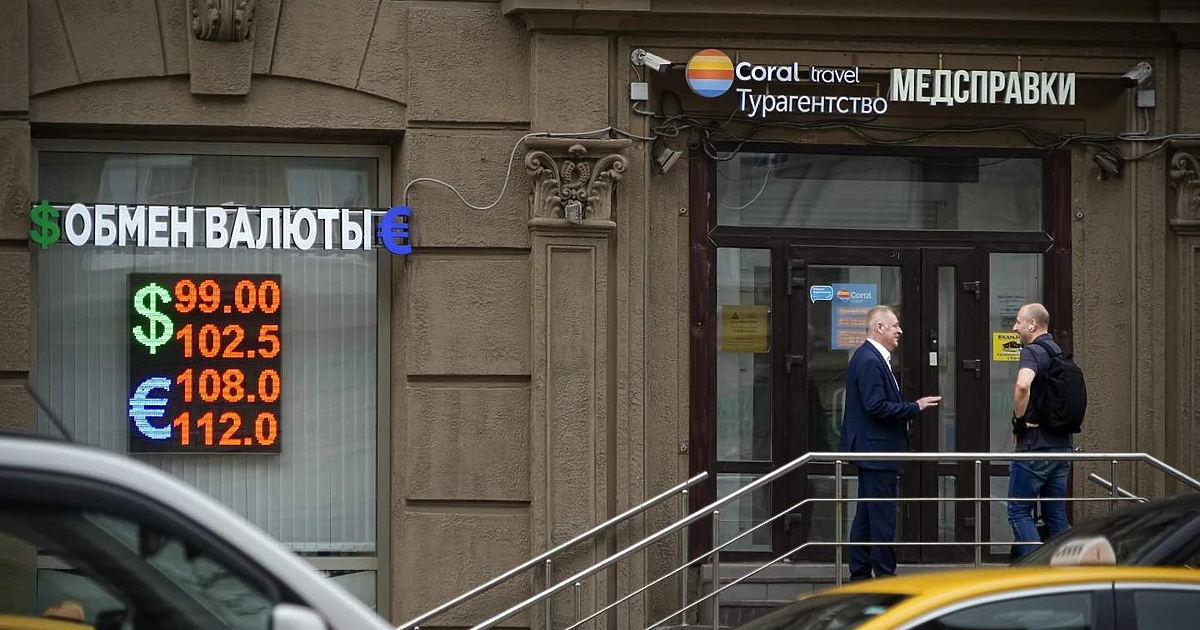 Щатският долар поскъпва спрямо рублата до най-високи нива от началото