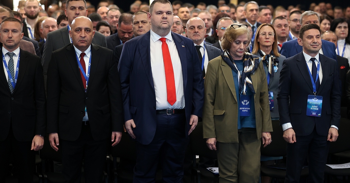 Стани да седна. Делян Пеевски свика събрание, кръсти го конгрес,