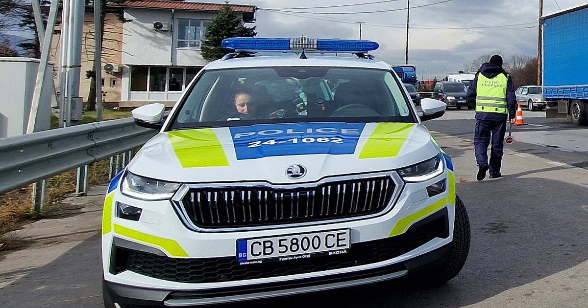 Двама младежи бяха задържани след преследване от екипи на полицията