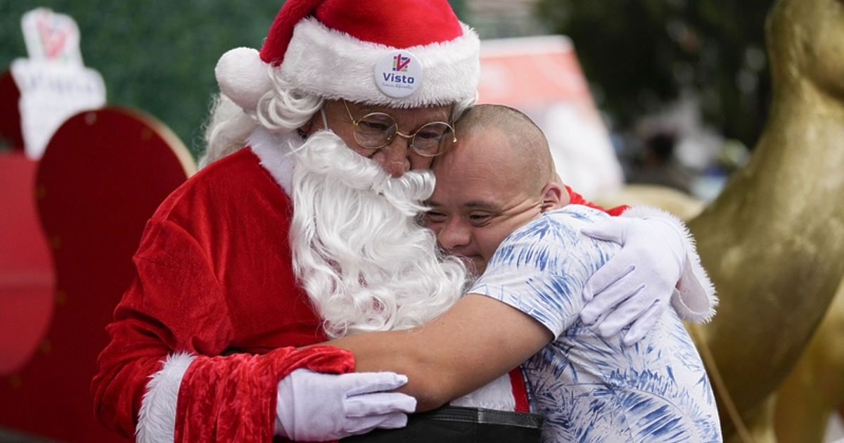Дядо Коледа е плъзнал навсякъде по света - по въздух,