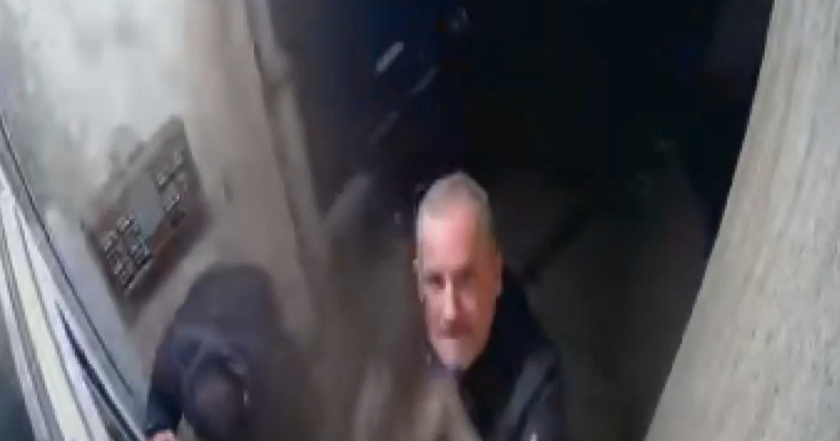 С чук, нож и дори чадър. Двама мъже унищожиха кабели и