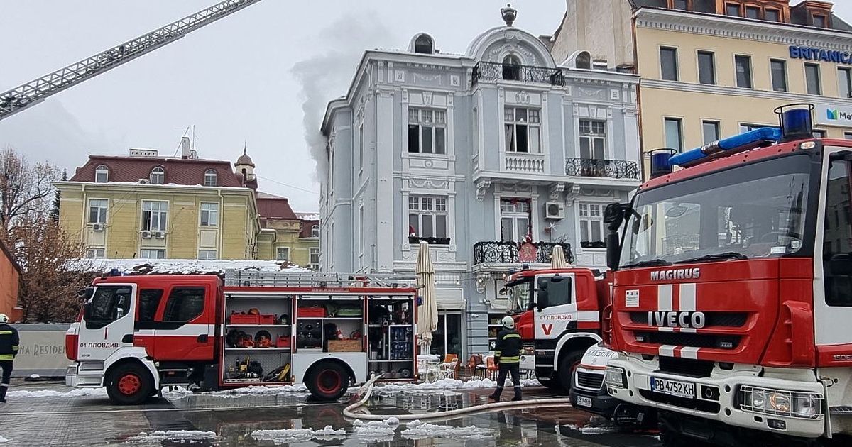 Къща, която е паметник на културата, гори в центъра на