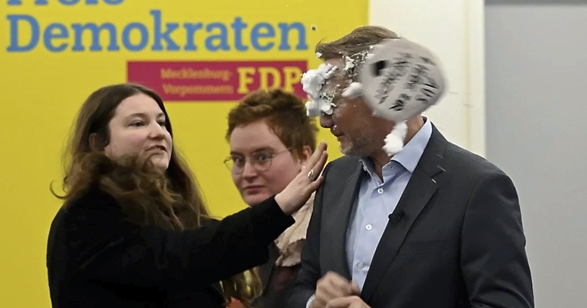 Протестираща хвърли пяна за бръснене в лицето на бившия финансов