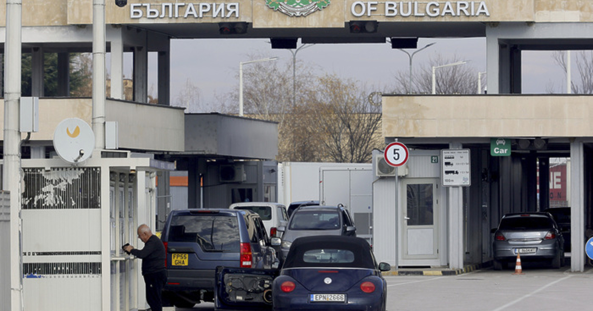 Точно в полунощ – при настъпването на новата 2025 г.,