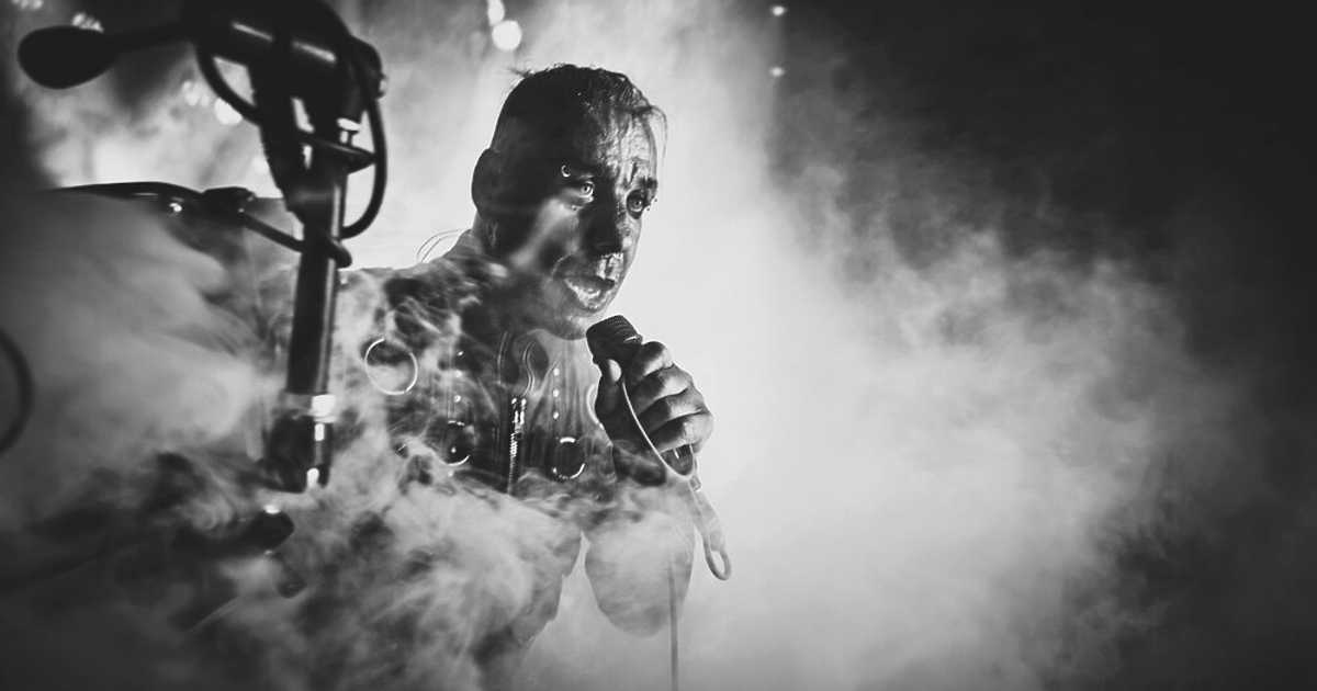 Неговият свят притежава предимно нелицеприятни характеристики, като за човек паднал, безсрамен