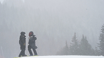 Един сноубордист е загинал след като попада в лавинно поле