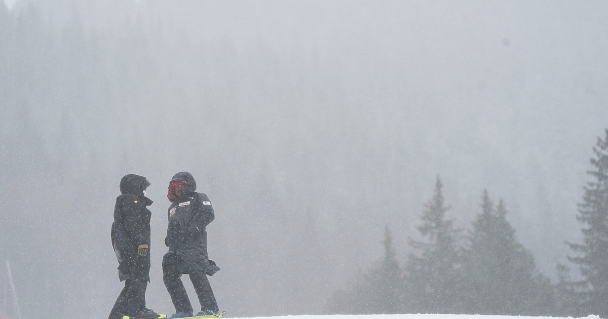 Един сноубордист е загинал, след като попада в лавинно поле,