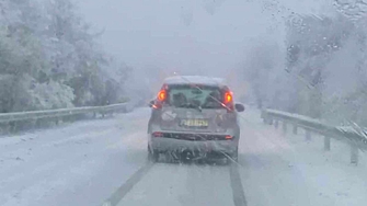 Снежната обстановка затруднява движението на редица места в страната  191 снегопочистващи