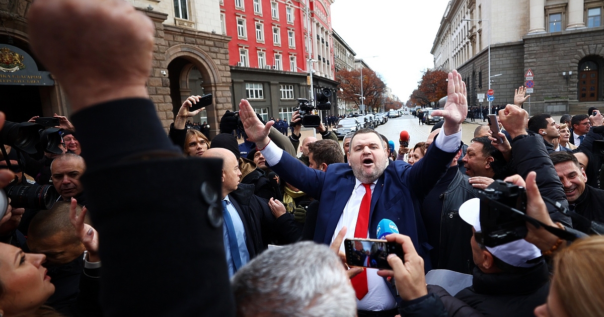 След обществен натиск и такъв от (не)коалиционния партньор ДПС-Доган, правителството