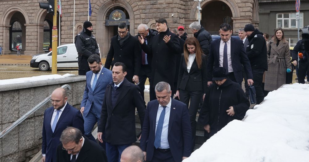 Тройната коалиция ГЕРБ-БСП-ИТН се събира за първи път утре - за да