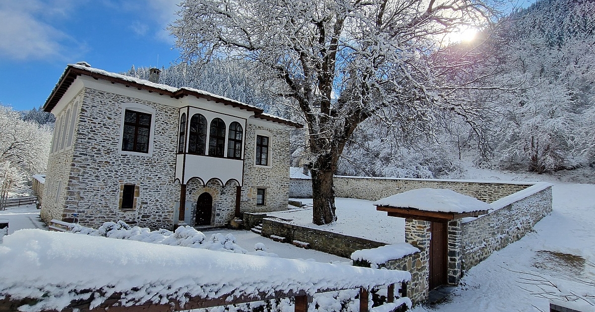 През нощта облачността ще продължи да се разкъсва и намалява.