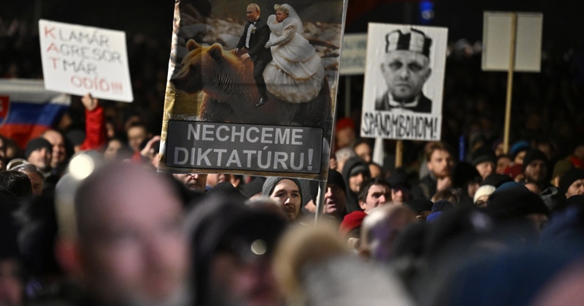 Десетки хиляди хора излязоха на протест в петък вечер в