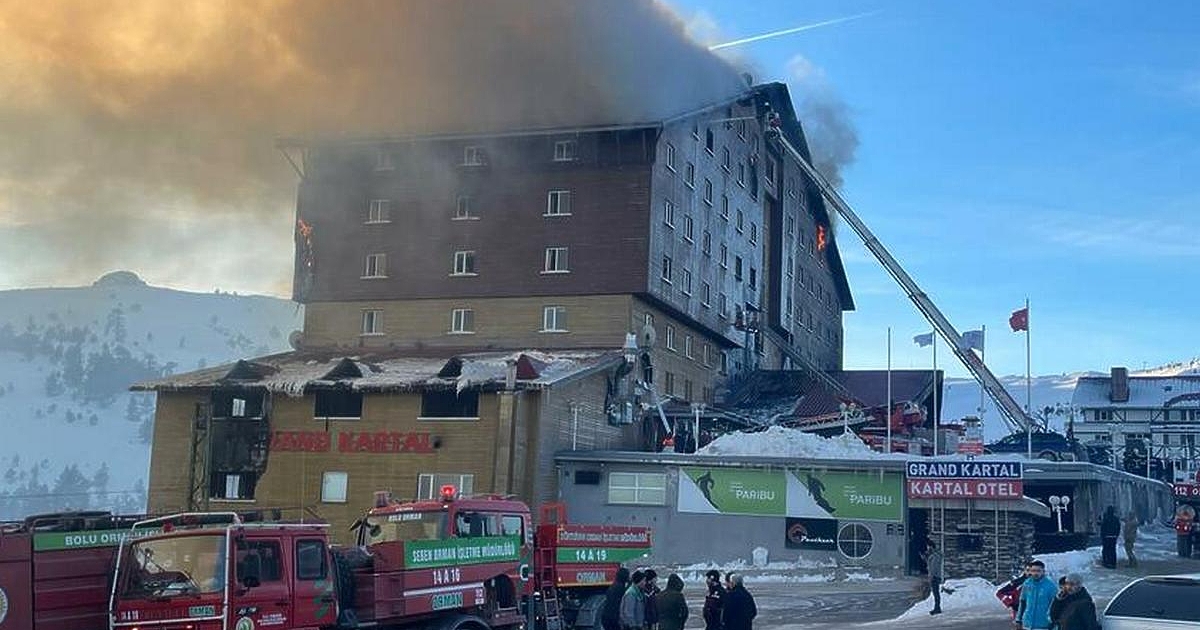 Протест с бели чаршафи, окачени по балконите и прозорците на