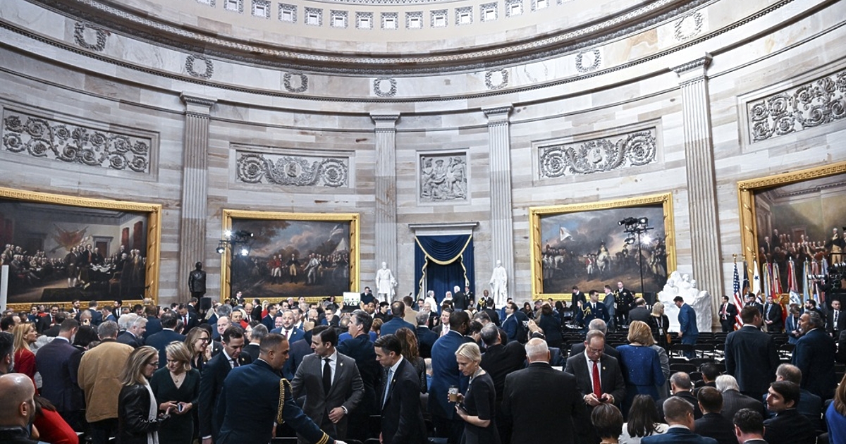 Стотици хора се събраха в Ротондата в сградата на американския