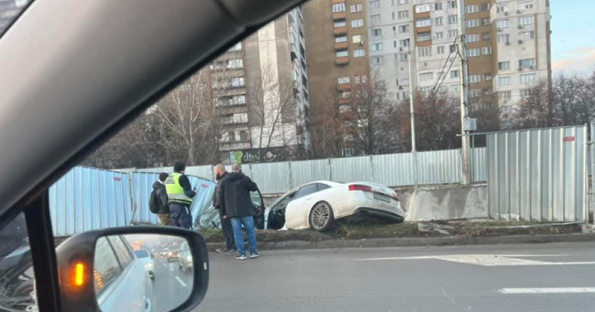 Кола е паднала в изкопа на метрото на столичния булевард