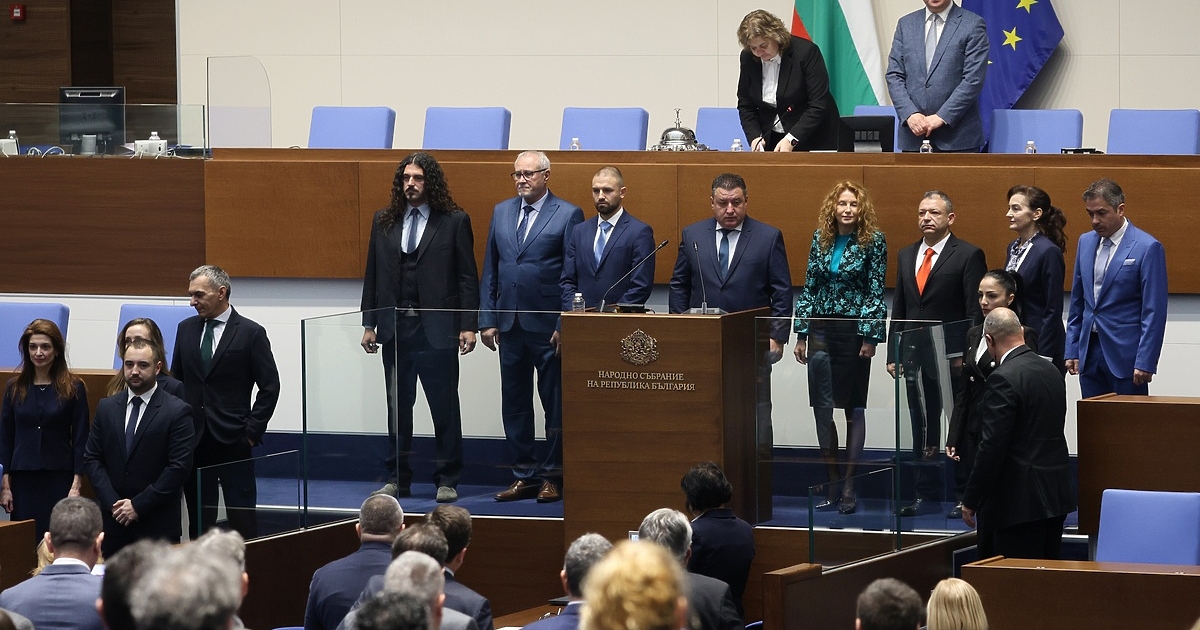 13 нови депутати положиха клетва пред парламента днес. Те заемат