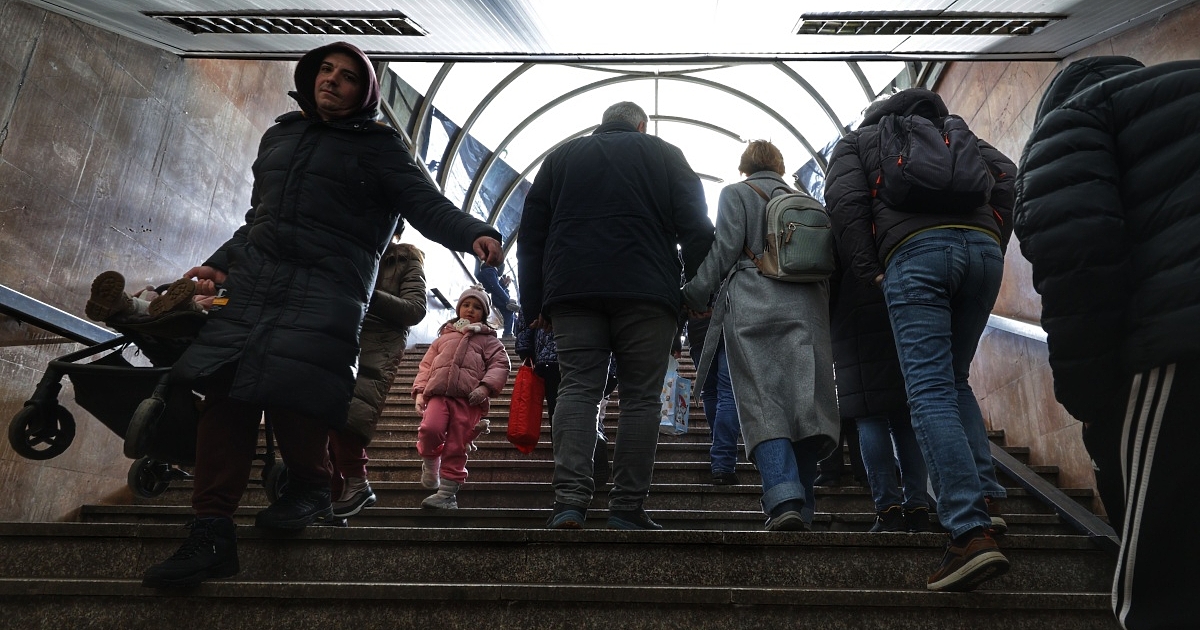 Временно е спряно движението на метрото в участък между станции