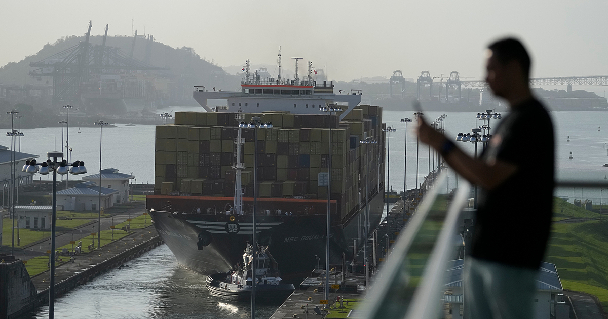 Най-големият кораб в света, превозващ автомобили, премина през Панамския канал.