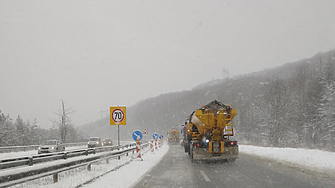 Общо 157 снегопочистващи машини са извършили обработки срещу заледяване на
