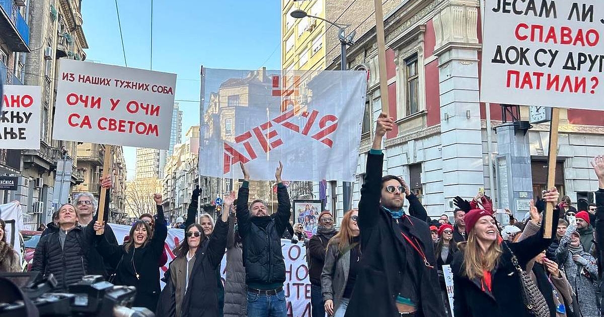 В традиционните 15 минути тишина участници в два протеста в