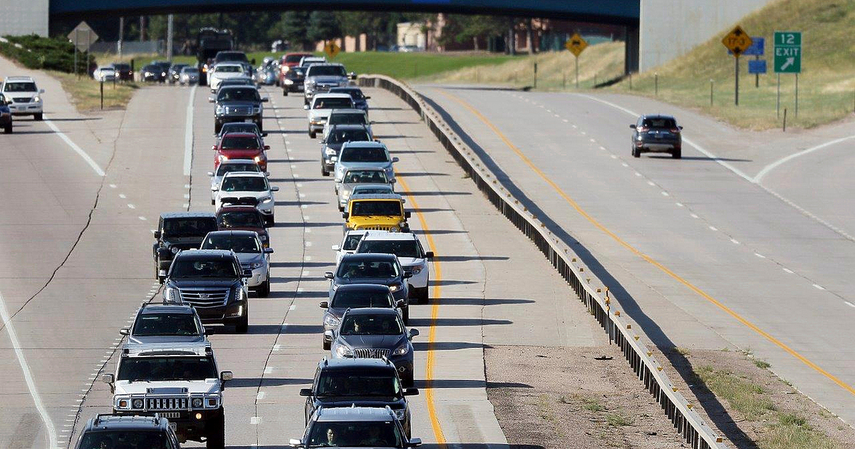 С близо 10 процента поскъпват някои куриерски услуги от днес.