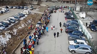 Огромни опашки от чакащи да се качат на кабинковия лифт