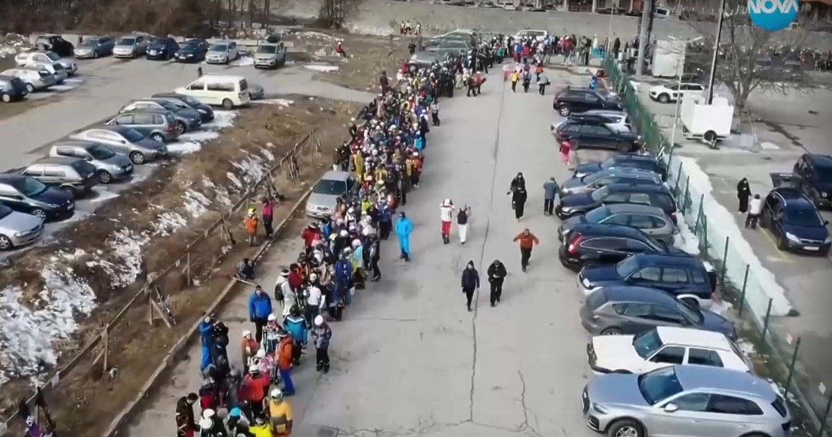 Огромни опашки от чакащи да се качат на кабинковия лифт