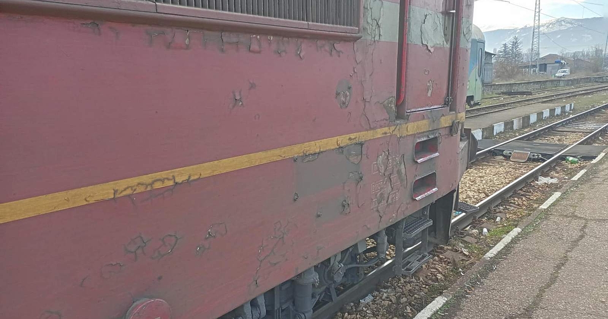 Локомотив е ударил композицията на пътнически влак на гара Карнобат,