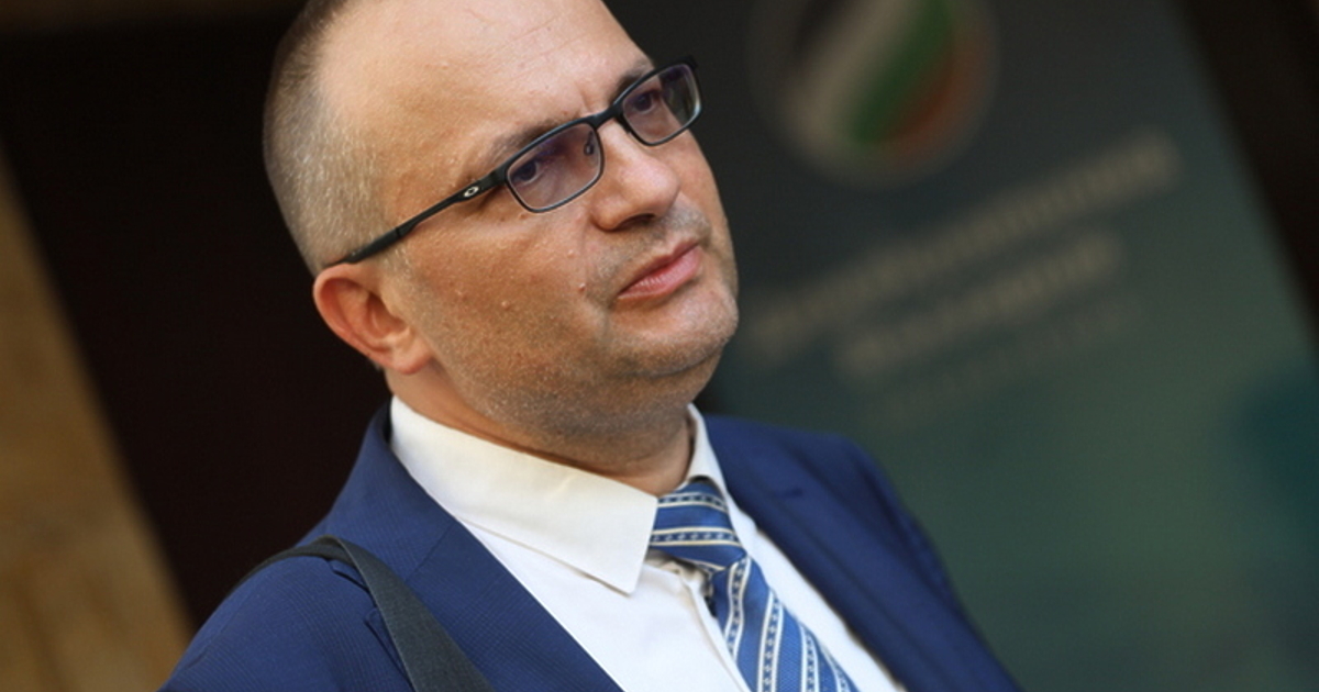 Правителството изглежда, че саботира собствения си план за влизане в