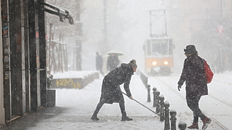 Сняг вали над цялата страна видимостта на Троянския проход е