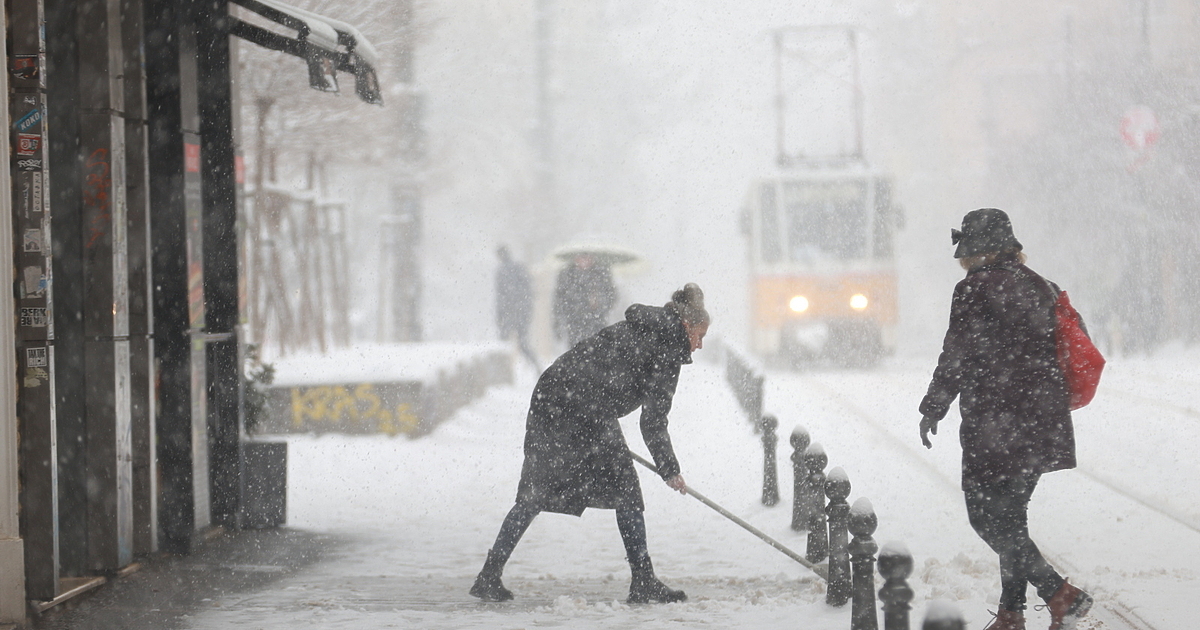 Сняг вали над цялата страна, видимостта на Троянския проход е
