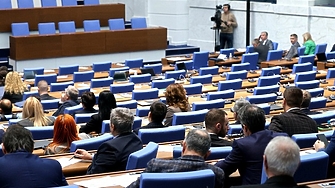 Депутати от опозицията напуснаха пленарната зала и заседанието на парламента