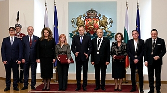 Президентът Румен Радев удостои днес петима българи с държавни отличия