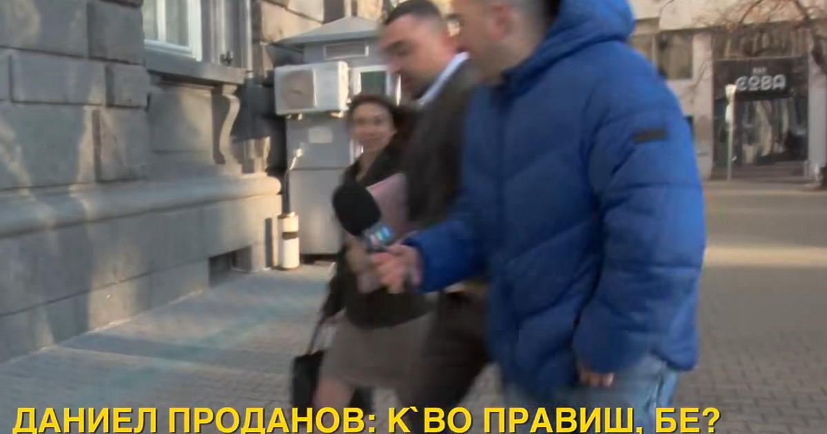 Депутат от Възраждане“ конфискува“ микрофона на водещия на предаването Неудобно“