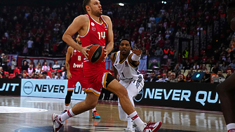 Най добрият български баскетболист Александър Везенков отново беше най добър за отбора си Олимпиакос